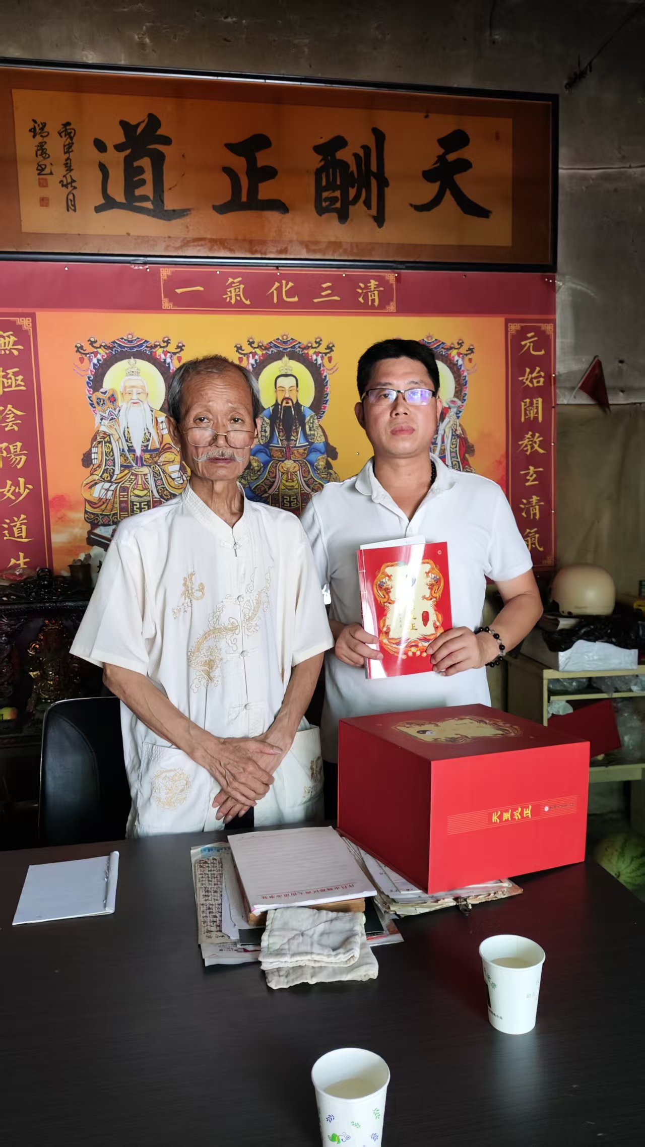 清微道宗,刘玉庚师父羽化升仙,万星均与师父合影,天酬正道继续前行!